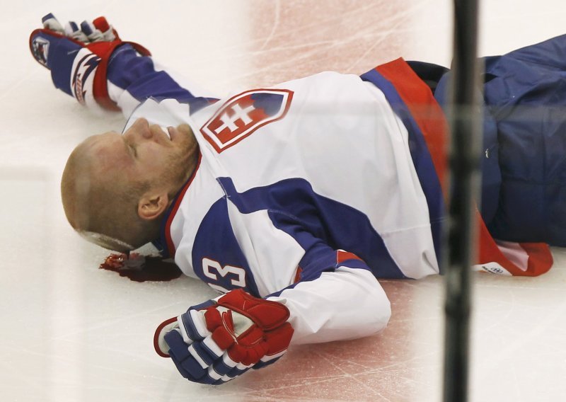 Slovački hokejaš nokautiran laktom, stanje stabilno