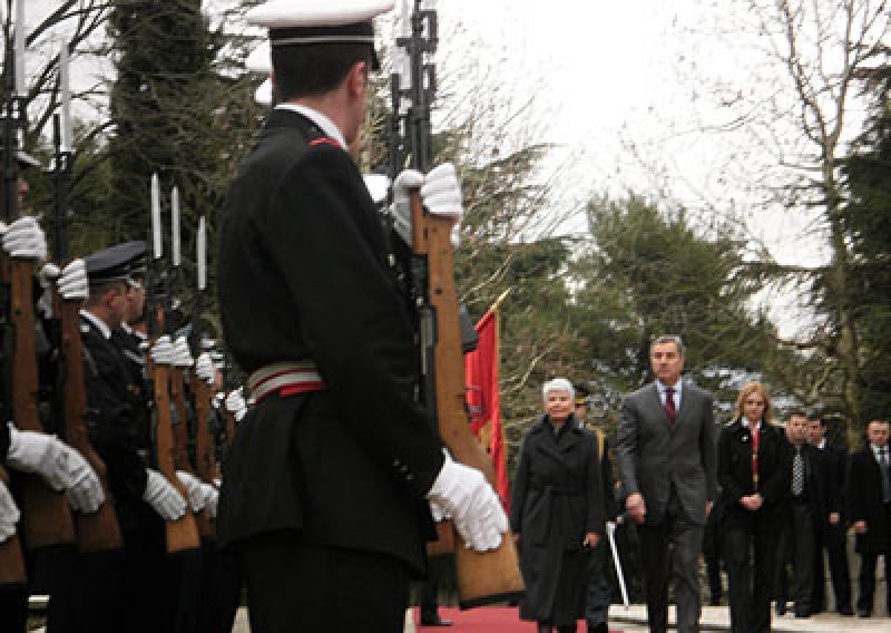 Đukanović ne da dulji rok, Kosor bez jamstava