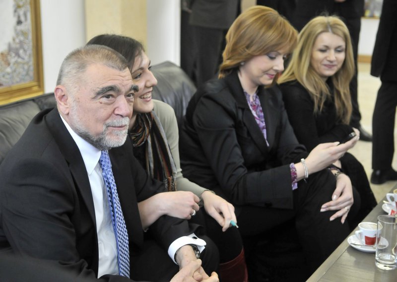 Mesić suzama ispraćen s Pantovčaka