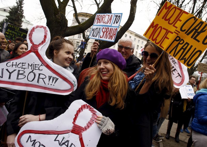Tisuće Poljaka na ulicama protiv zabrane abortusa