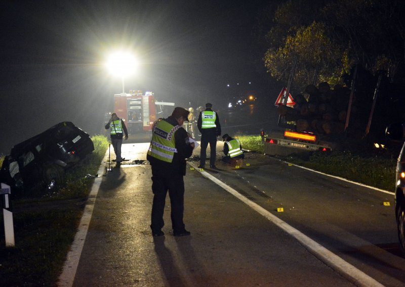 Dvoje mrtvih u sudaru automobila i kamiona