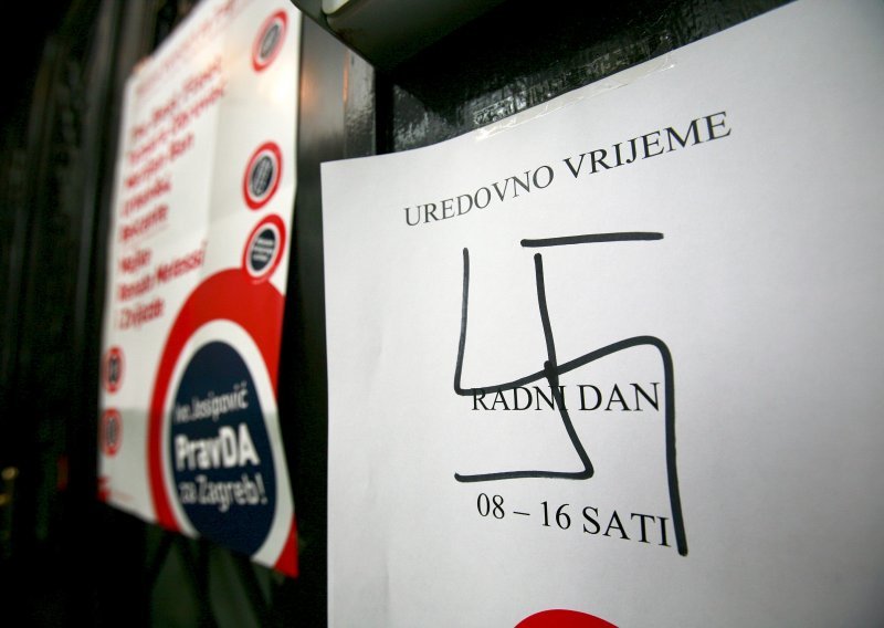 Kukasti križ i 'U' na vratima SDP-a