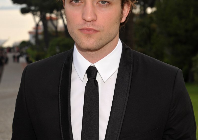 Pattinsonu bilo neugodno skinuti se pred Umom Thurman