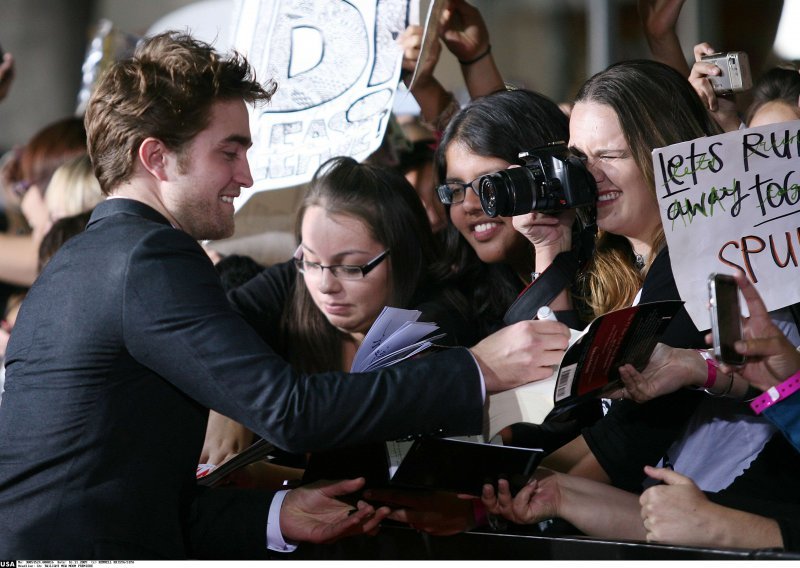 Robert Pattinson pomaže školama na Havajima