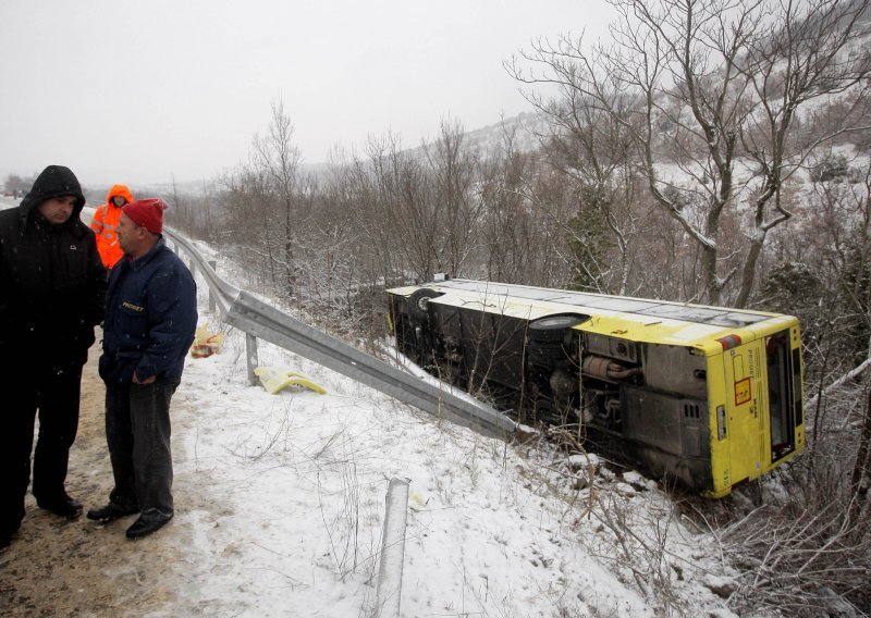 Prevrnuo se autobus kod Sinja