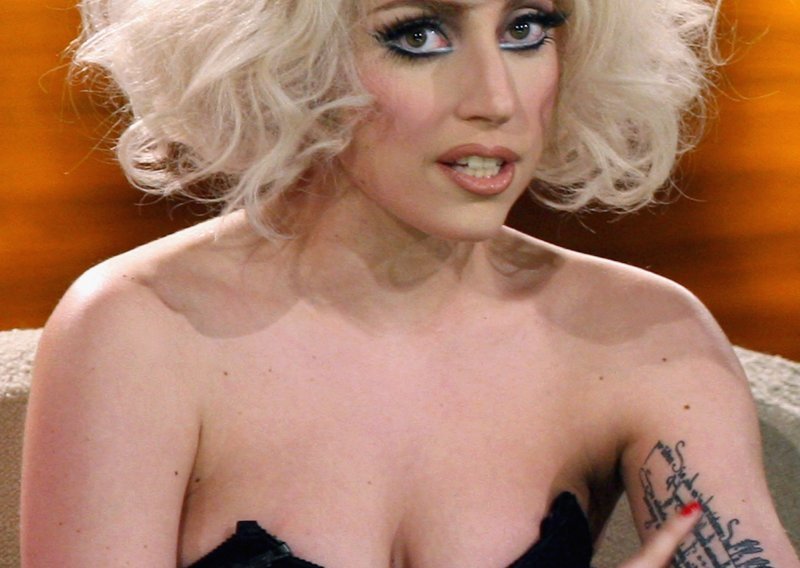 Lady Gaga skinula masku i pokazala lice