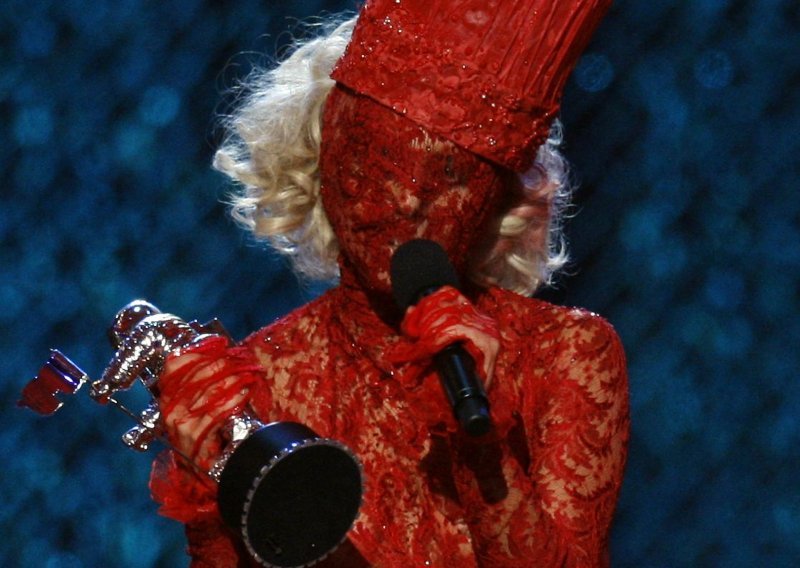 Ekscentričnim kostimima Lady Gaga otela show
