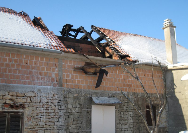 Mještanin spasio staricu iz plamteće kuće