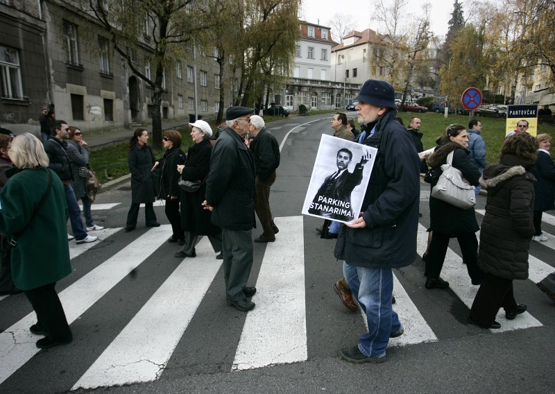 Prosvjednika 20 metara vozila na haubi