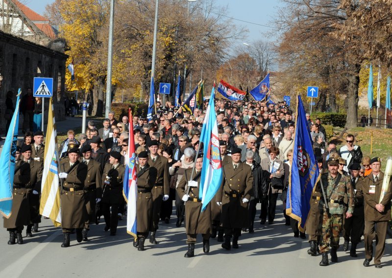 Kolona zaborava prohujala kroz grad-heroj