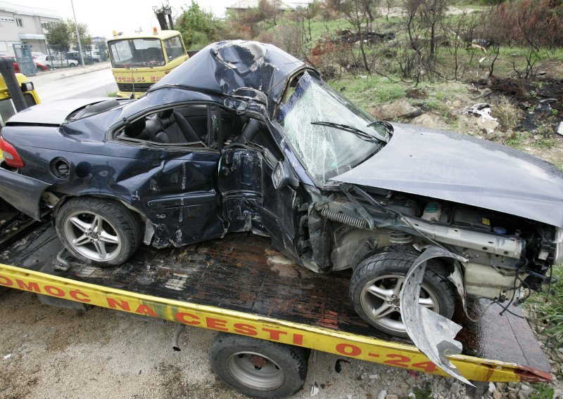 Šesnaestogodišnji vozač preminuo nakon sudara
