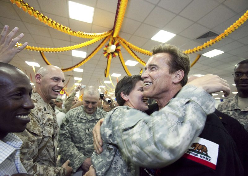 Schwarzenegger dijelio cigare vojnicima u Iraku