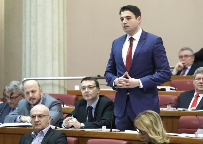 SDP-ovci napustili sabornicu, HDZ likuje: 'Ni Bojan ni Arsen nisu muško'
