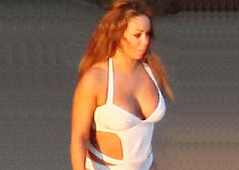 Obline Mariah Carey iskaču iz badića