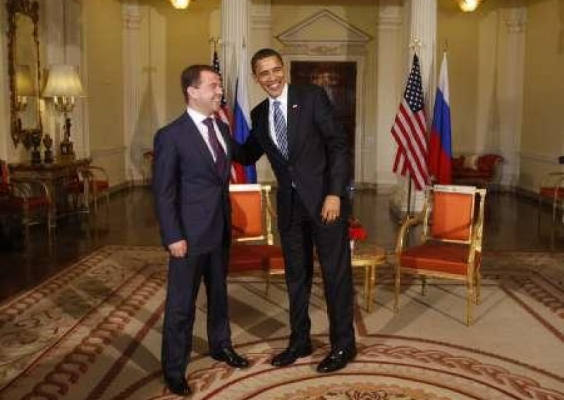 Obama i Medvedev složili se oko daljnjeg pritiska na Iran