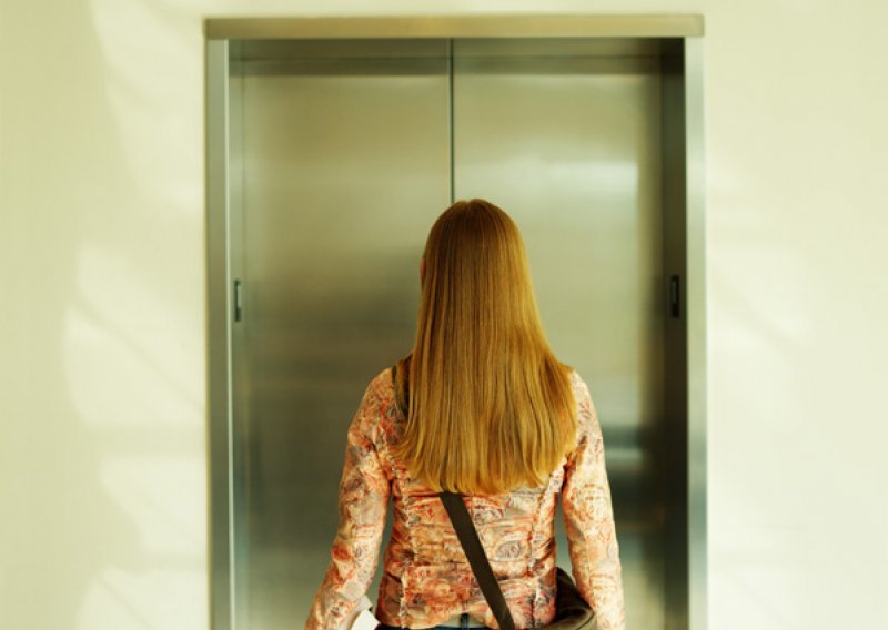 Mlada Zadranka pala u otvor za lift