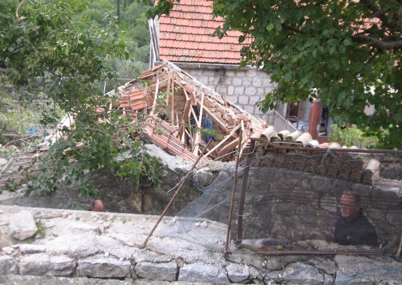 Kamena gromada sletjela na kuću