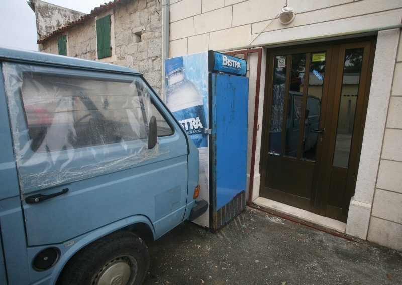 Kamenovali pekaru jer nisu dobili besplatna peciva