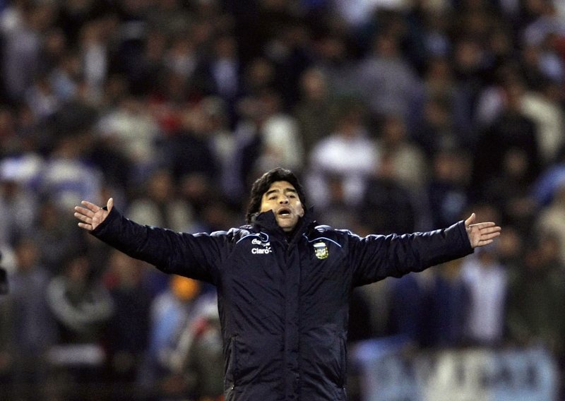 Tužni Maradona odstupa s argentinske klupe