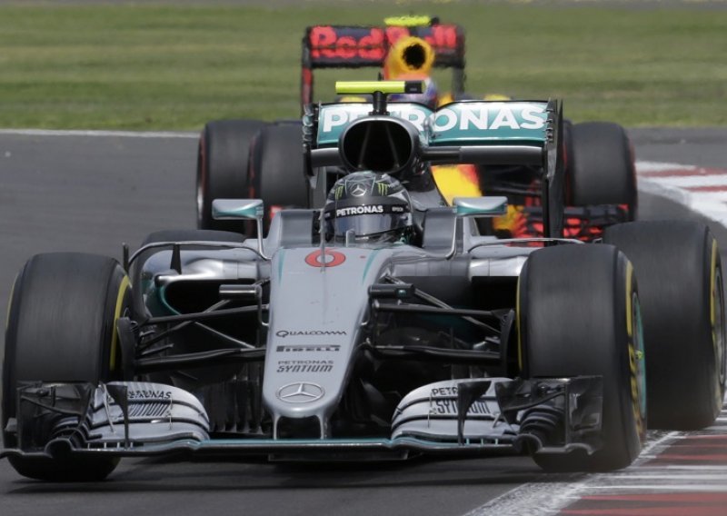 Rosberg još nije dobio nasljednika, Mercedes prati i Schumachera