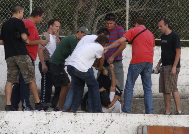 Torcida rasturala po stadionu u Baškoj Vodi