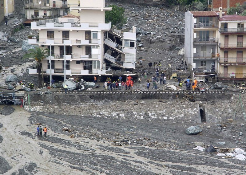 U odronima tla 18 mrtvih, 20 nestalih više od 40 ranjenih