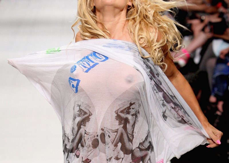 Pamela Anderson razuzdala se na modnoj pisti