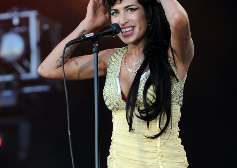 Amy Winehouse napala i pljuvala školarce!