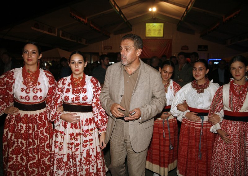 Bandić okružen snašama otvorio Rujanfest