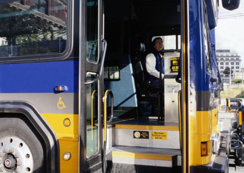 Uhićen vozač autobusa zbog bludničenja nad maloljetnicom