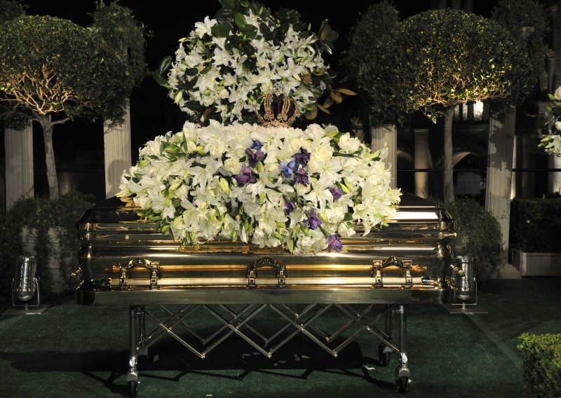 Pogreb Michaela Jacksona kasnio zbog obitelji