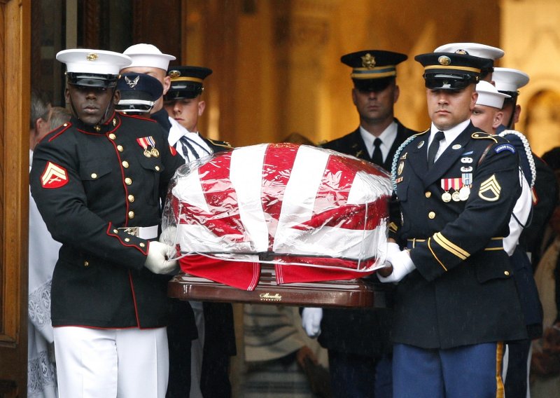 Senator Kennedy pokopan na groblju Arlington