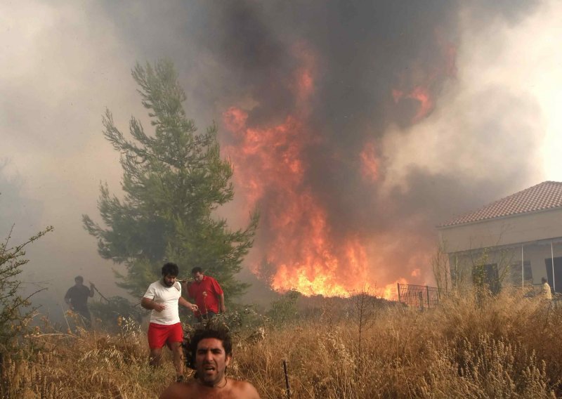 Veliki požar bjesni sjevernim predgrađem Atene