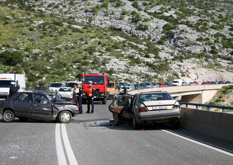 S teretnjaka pala dizalica i oštetila sedam auta