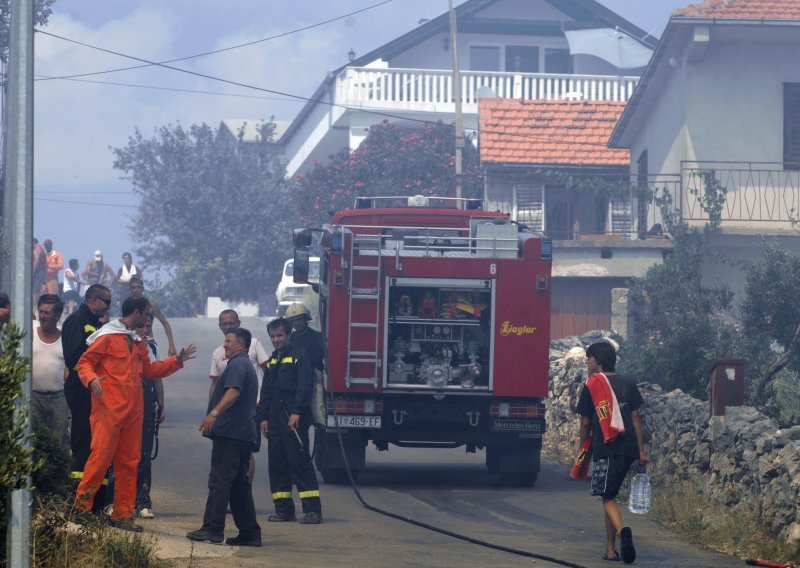 Lokaliziran požar kod Rogoznice