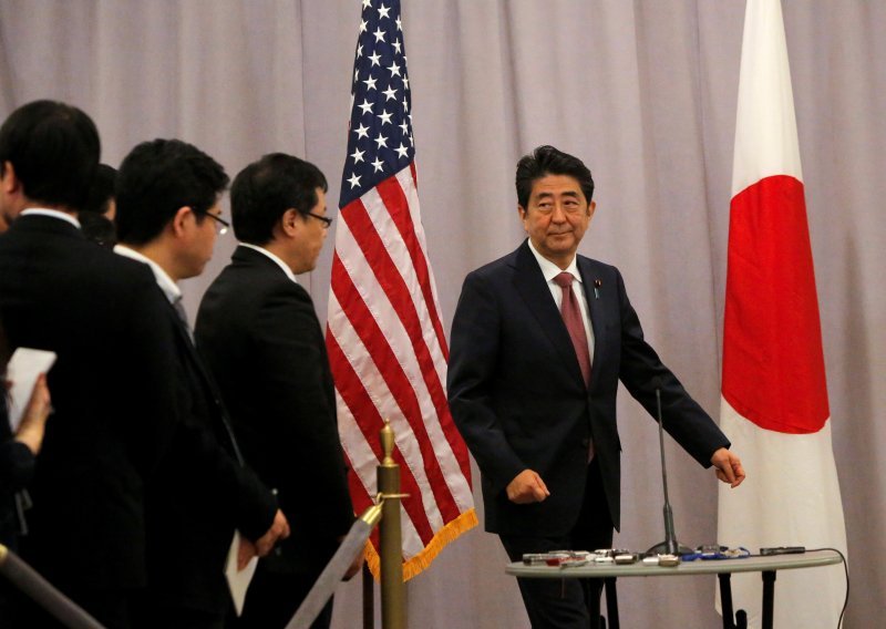 Trump se sastao s japanskim premijerom, na večeri i kćer Ivanka