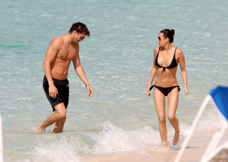 Seksi Demi Moore u crnom bikiniju