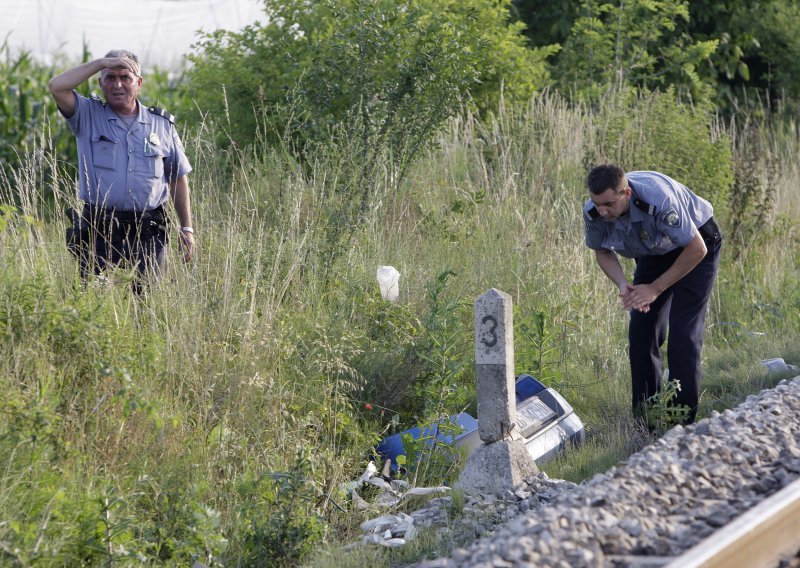 U naletu vlaka na automobil jedna osoba poginula