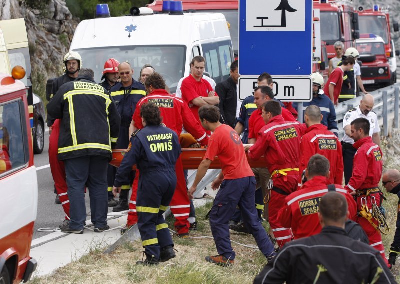 Dramatično izvlačenje vozačice iz provalije