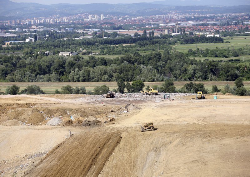 Otvorena zadnja ploha za smeće u Zagrebu