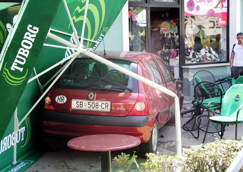 Automobilom se zaletio na terasu kafića
