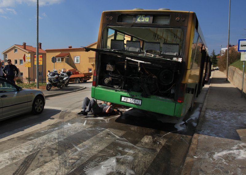 Putnici bježali iz autobusa u plamenu