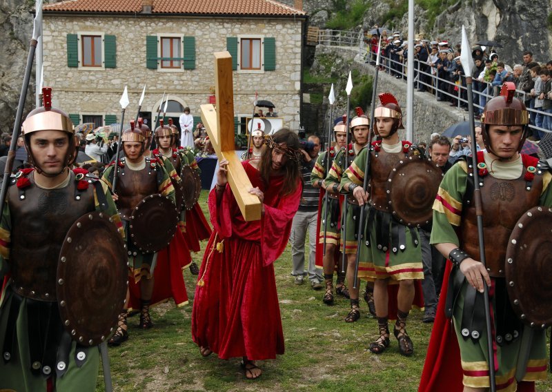 U Kninu održan Festival žudija, čuvara Kristova groba