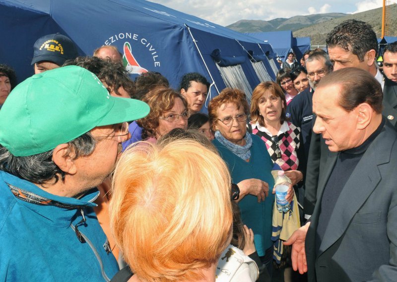 Berlusconi stradale u potresu poziva u svoje vile