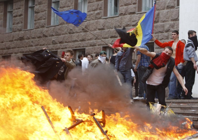 Studenti razvalili sabor i ured predsjednika