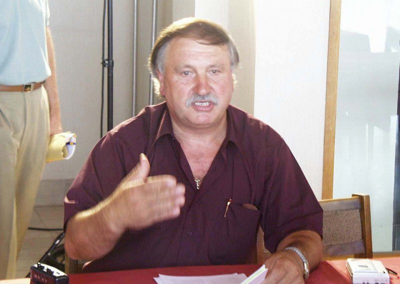 Gradonačelnik Ploča javno kidao novine