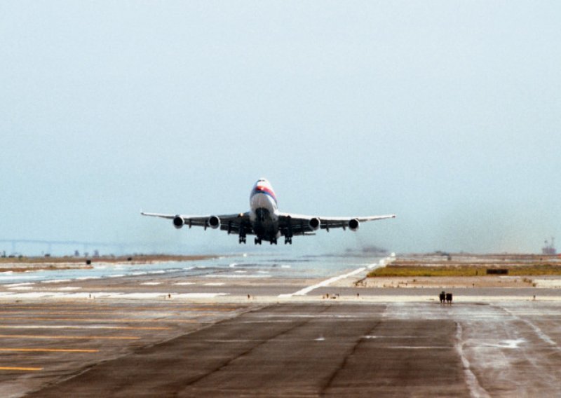 Na avionskoj pisti učio djevojku voziti