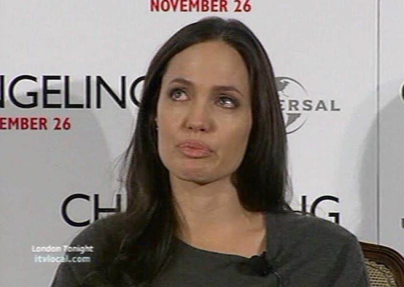 Angelina pred novinarima briznula u plač