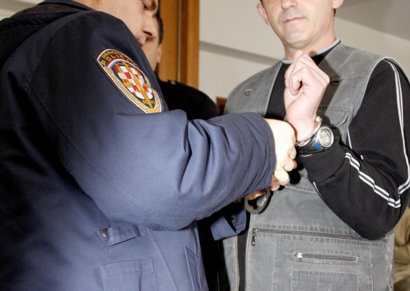 Optuženi za klanje obitelji ne osjeća se krivim