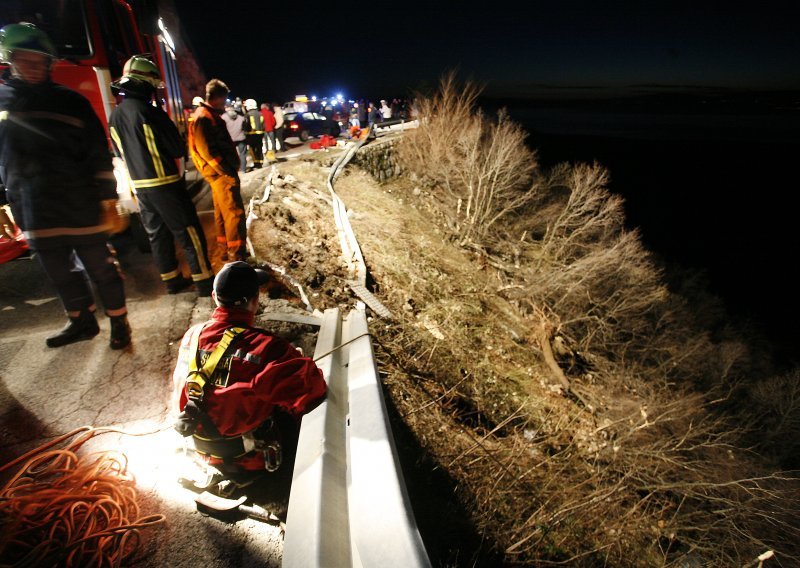 Autocisterna s opasnim teretom sletjela u provaliju